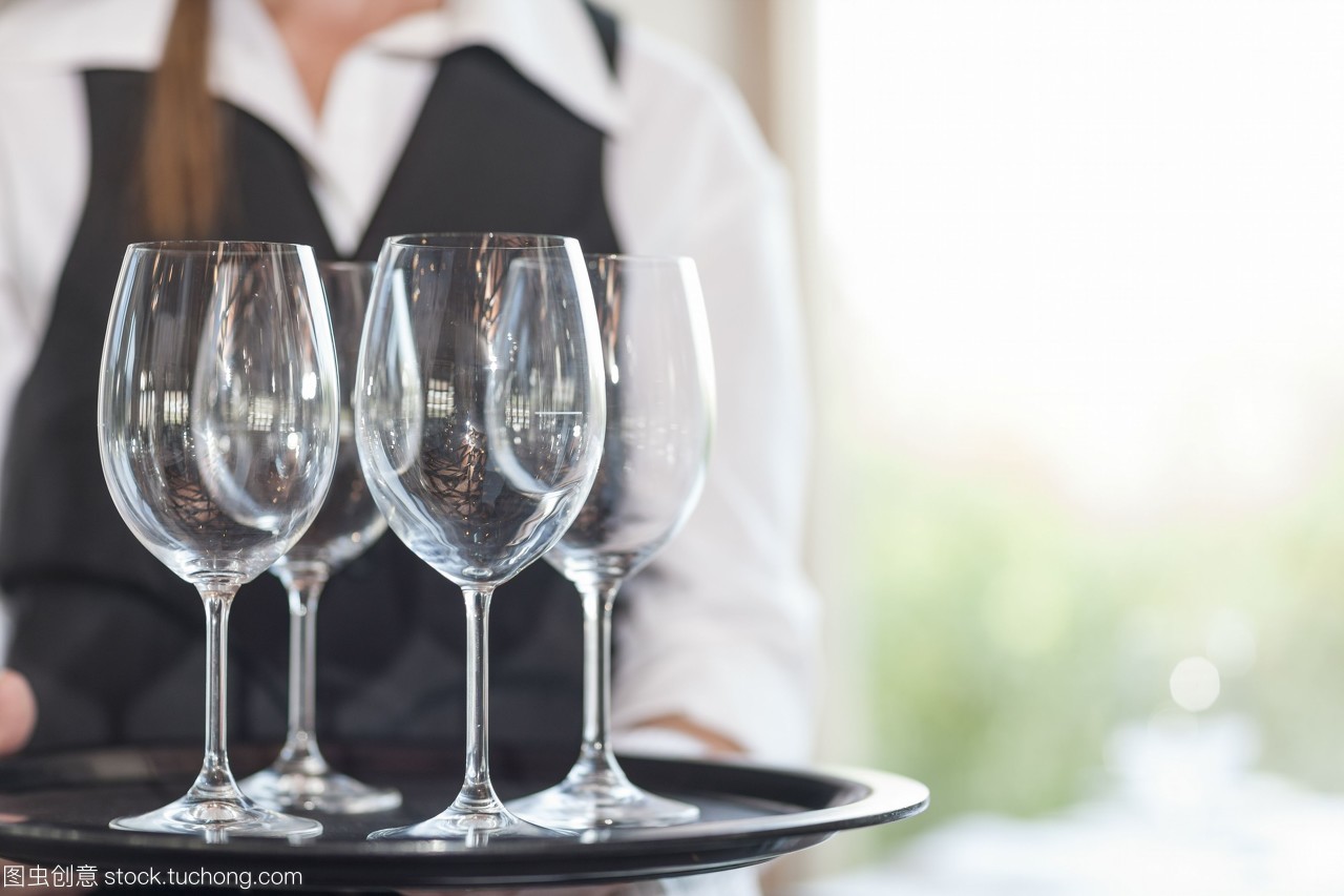 托舉之間 一杯空酒杯里的餐飲服務(wù)藝術(shù)